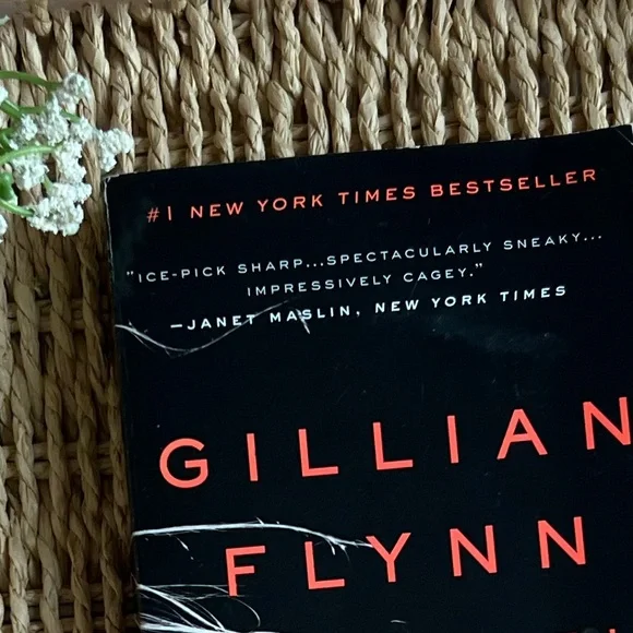 Gone Girl by Gillian Flynn Paperback Book - Picture 3 of 4